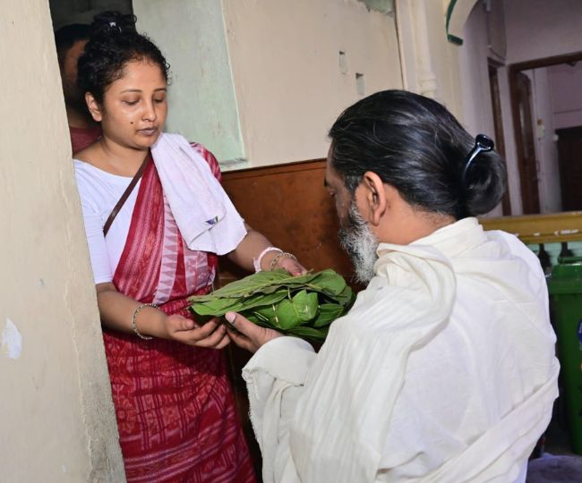 पिता का श्राद्धकर्म करते हुए हेमंत सोरेन